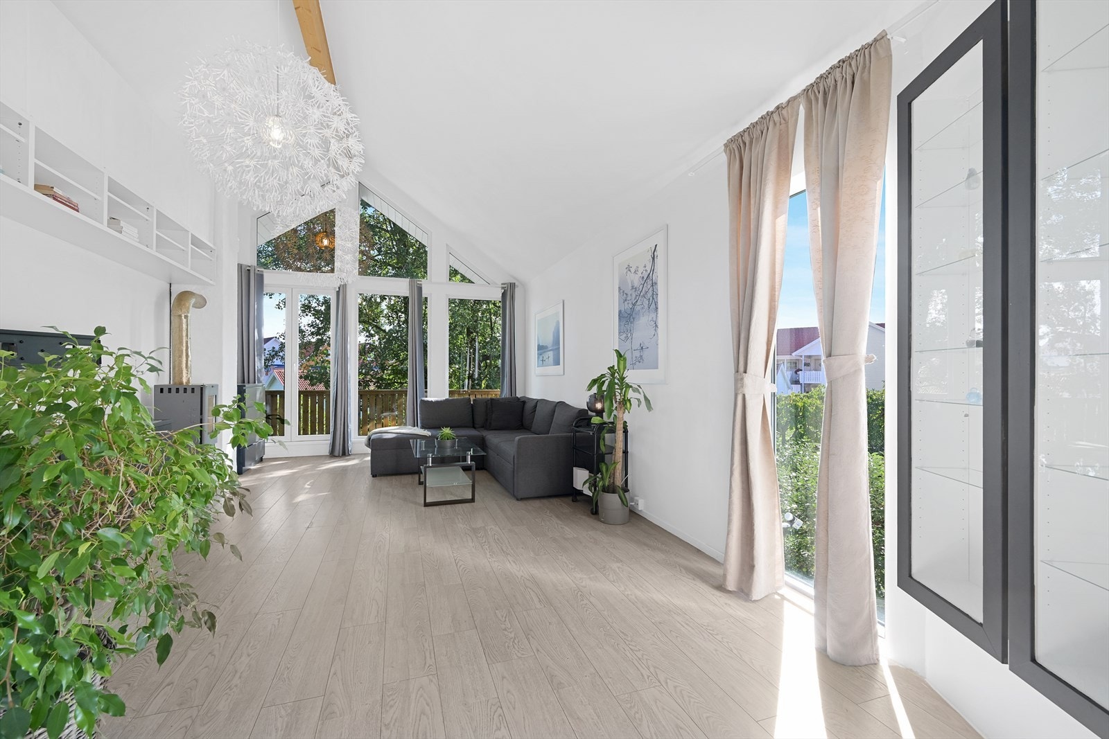Stue i lyse farger og nyere gulv gir et rent utrykk. Galleribilde