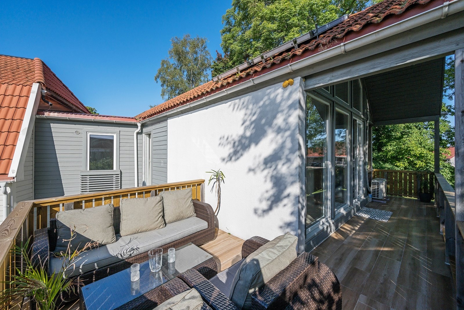 Balkong med mye sol. Galleribilde