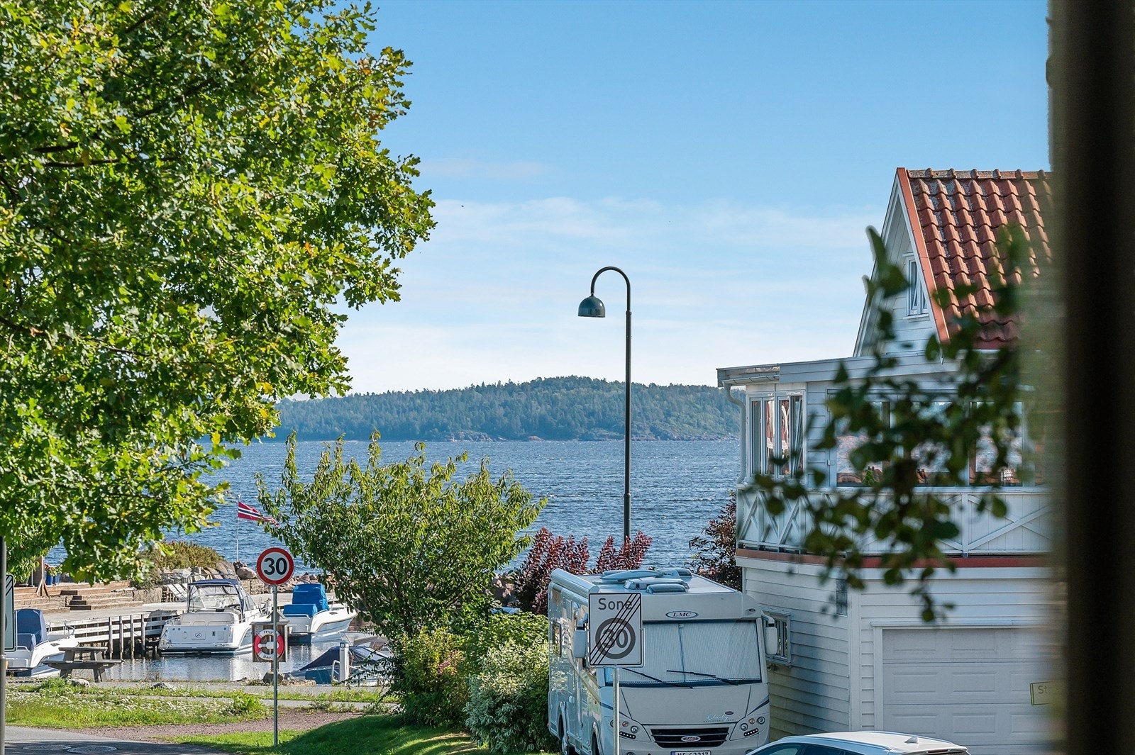 Sjøgløtt fra leiligheten. Galleribilde
