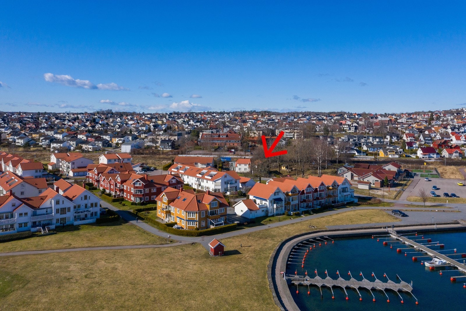 Strandparken med småbåthavn og sandstrand. Galleribilde