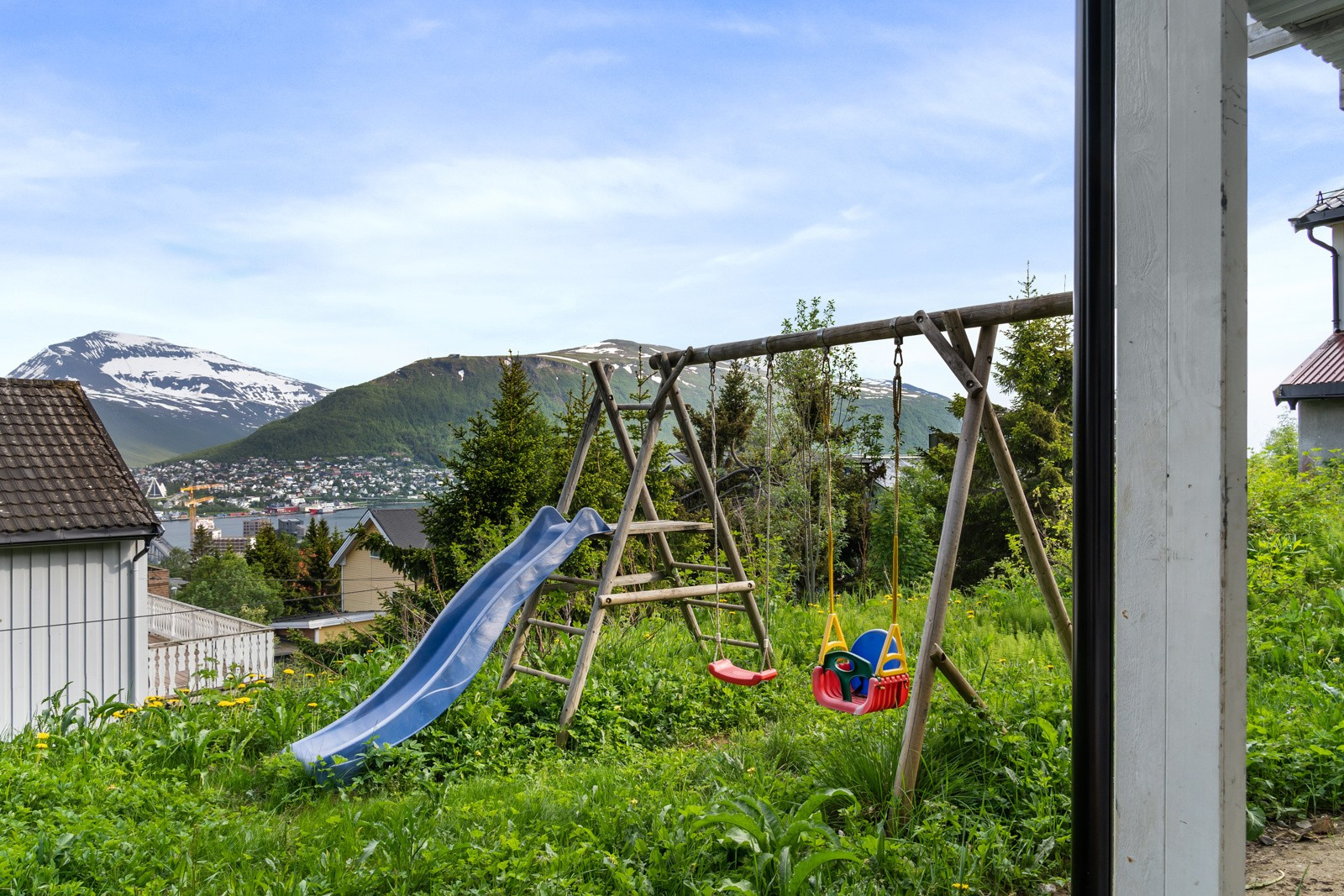 Trivelig hage med lekestativ og plen. Her er gode solforhold og du kan fint etablere plantekasser, lekehus, markterrasse m.m.