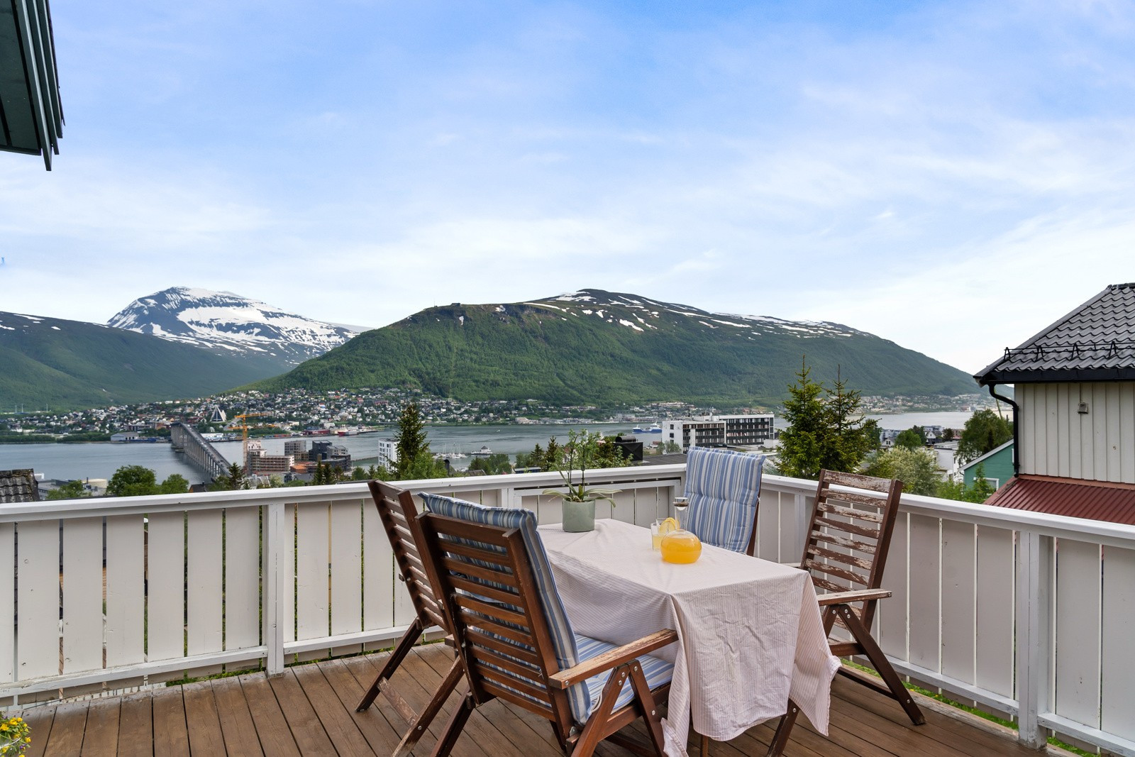 Fra stuen er det utgang til sørvendt veranda med fine solforhold.