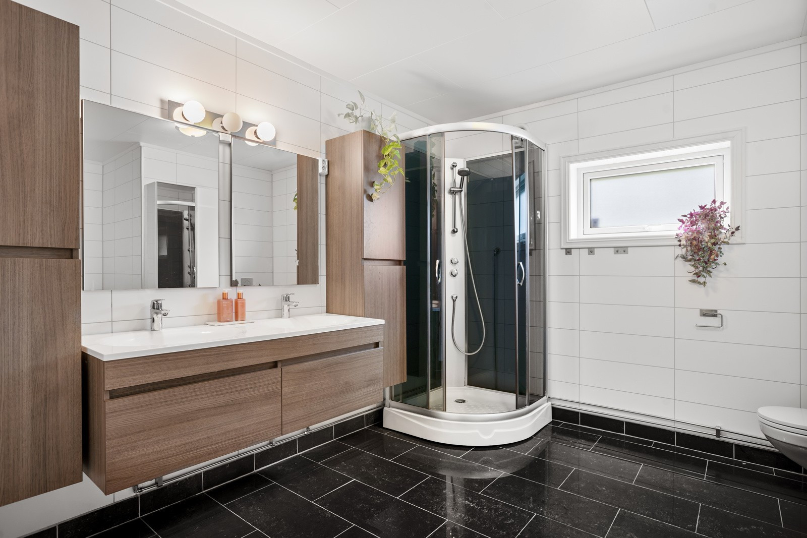 Hovedbad har innholdsrik innredning, dusj, badekar og wc - perfekt for barnefamilien!