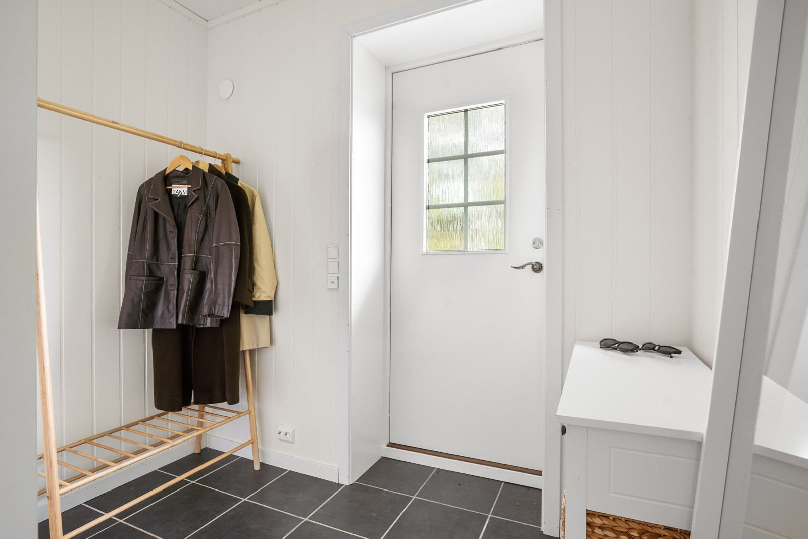 Lys og fin entre med plass til garderobemøblement.