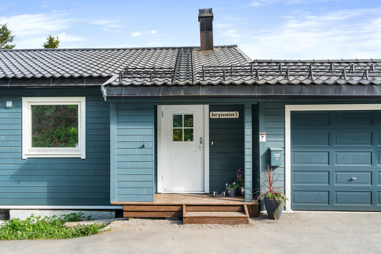 Boligen ligger i et veletablert boligfelt nord for sentrum. Området er i all hovedsak bebygd med frittliggende eneboliger og mindre flermannsboliger.