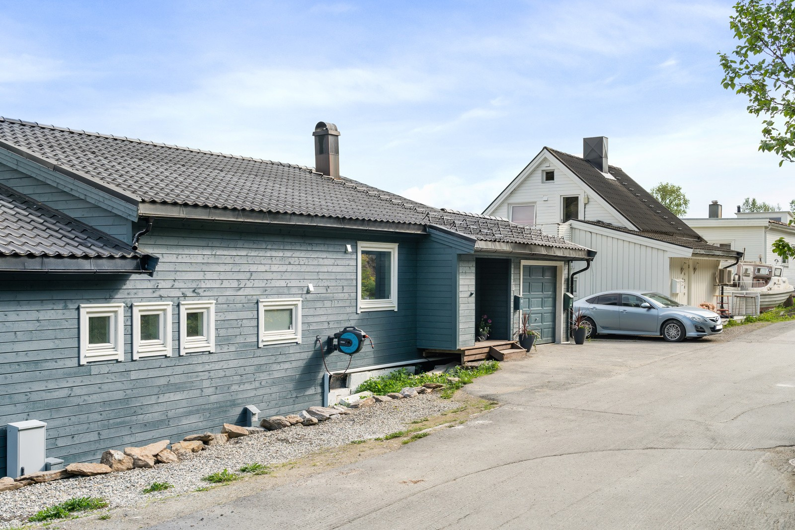 Sokkelleilighetens inngangsparti er på østsiden av boligen, og således skjermet fra hovedinngang. Trapp på sørsiden av boligen.