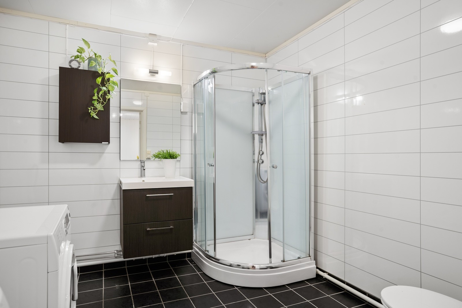 Badet er av fin størrelse og har opplegg for vaskemaskin/tørketrommel.