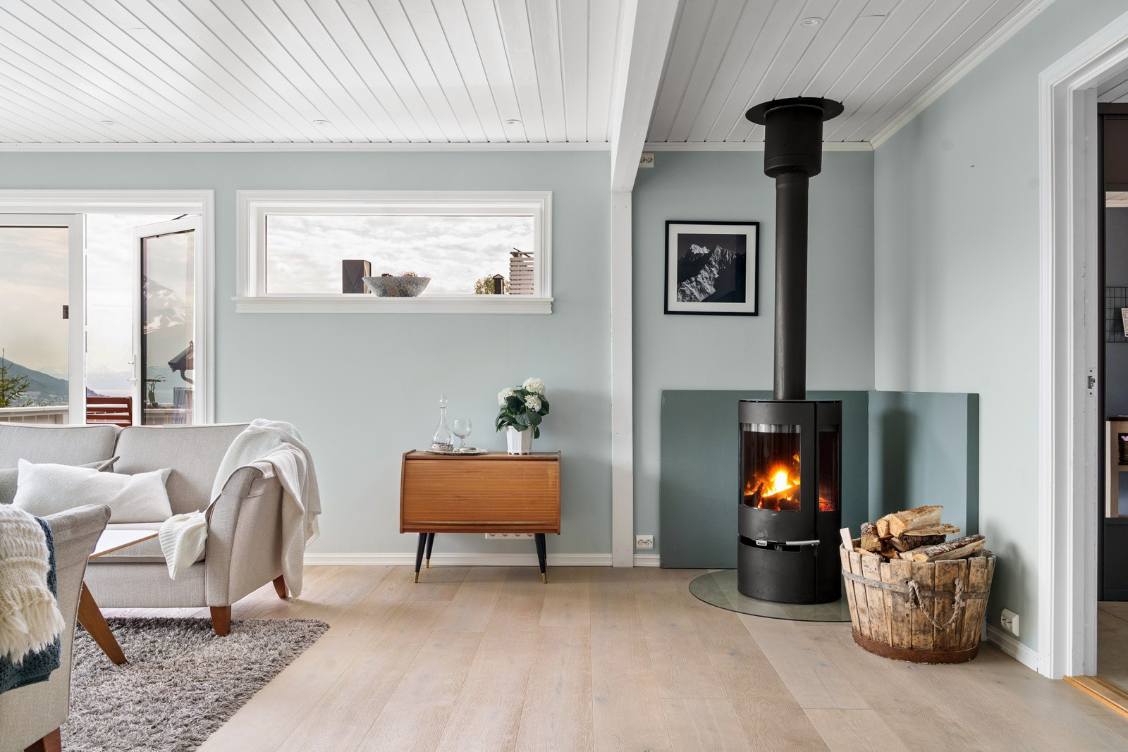 Smakfullt innredet med tidsriktige farge- og materialvalg.