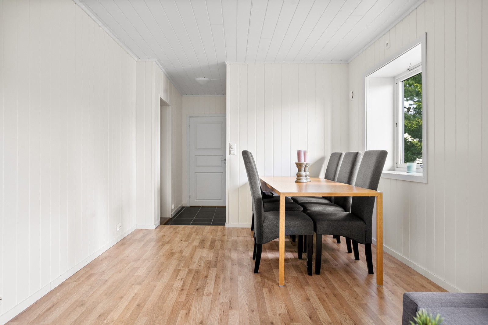 Her er plass til sofagruppe og spisebord.
