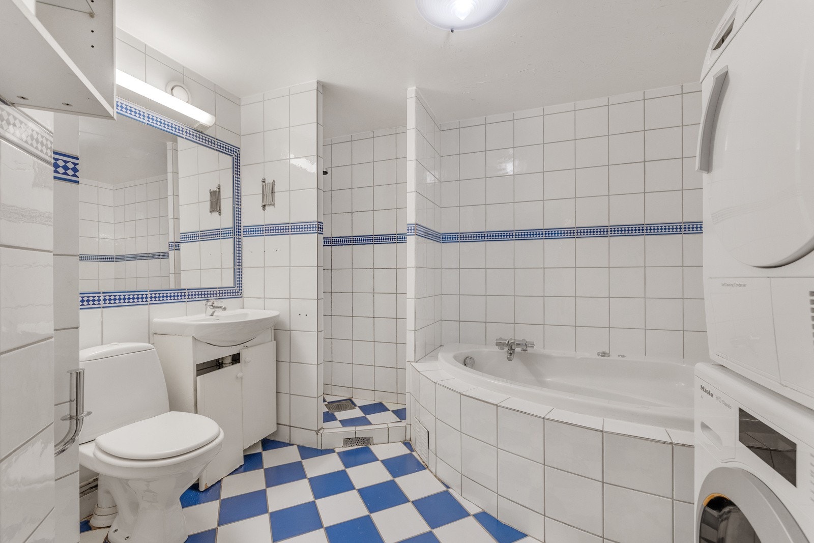 Flislagt bad av god størrelse. Badet er av ukjent byggeår og har behov for totalrenovering. Galleribilde
