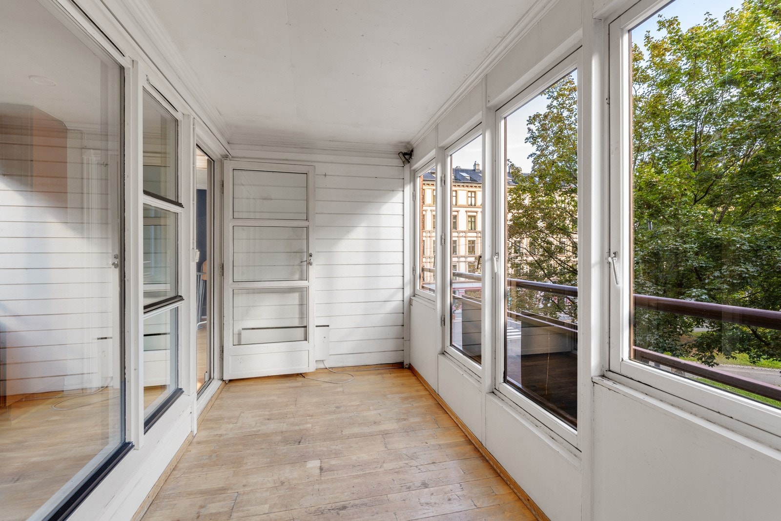 God plass til sittegruppe, spisebord og beplantning. Galleribilde