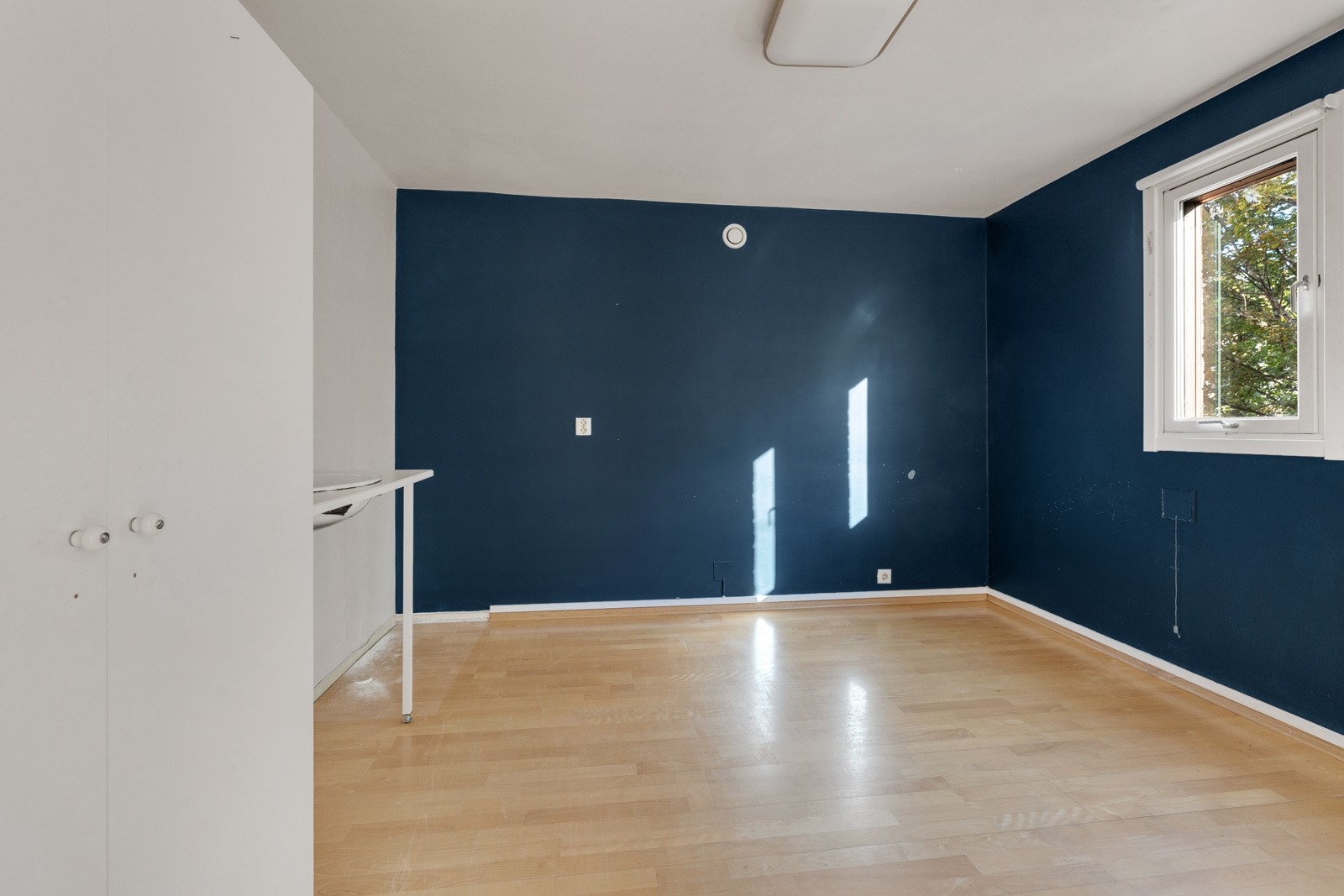 Soverom I: Lyst og romslig soverom med plass til dobbeltseng og garderobeskap. Galleribilde