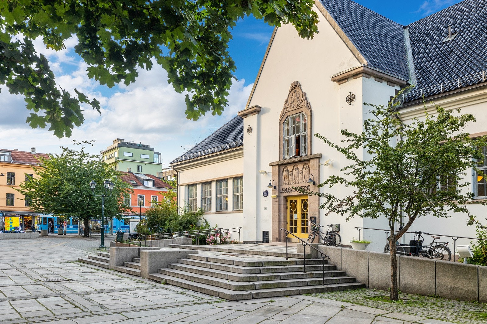 Schous plass og Deichmanske bibliotek er nærmeste nabo. Galleribilde
