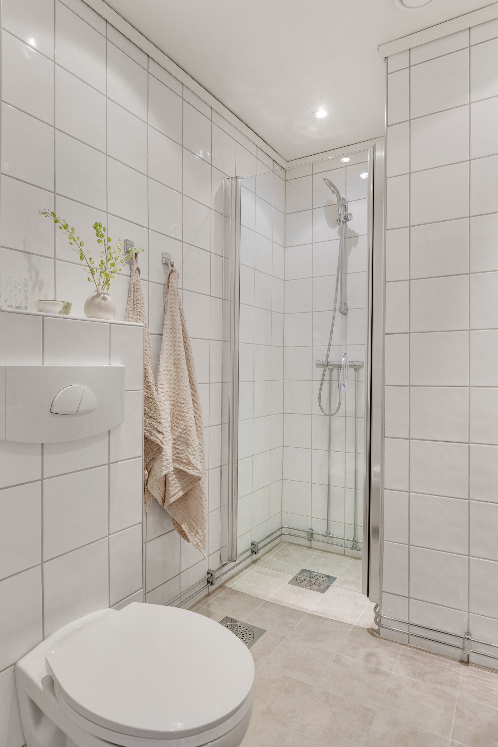 Badet har plass og opplegg for vaskemaskin. Vaskemaskinen medfølgr handelen. Galleribilde