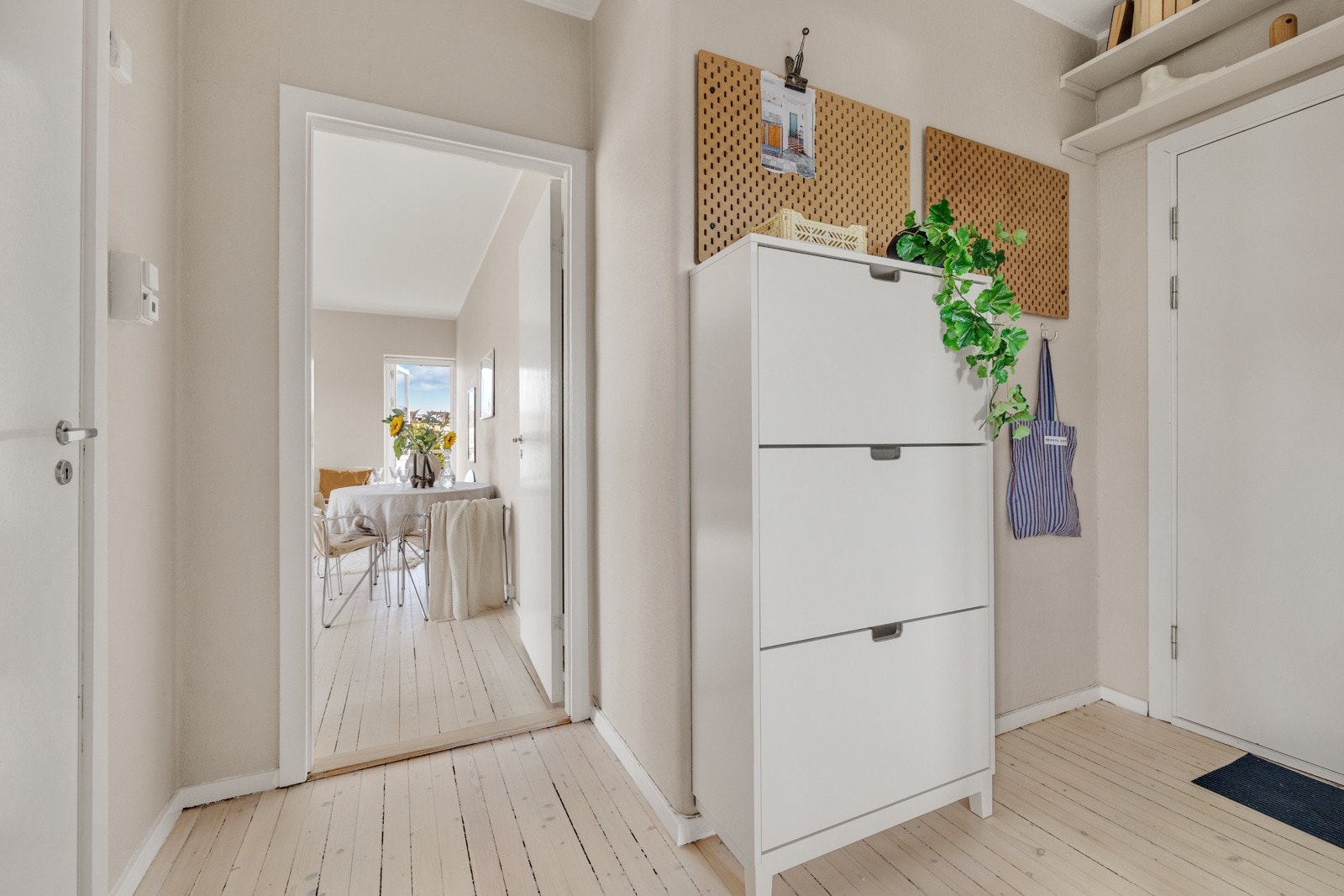 Du ønskes velkommen inn i en lys og romslig entré som gir et godt førsteinntrykk av denne fine leiligheten. Galleribilde