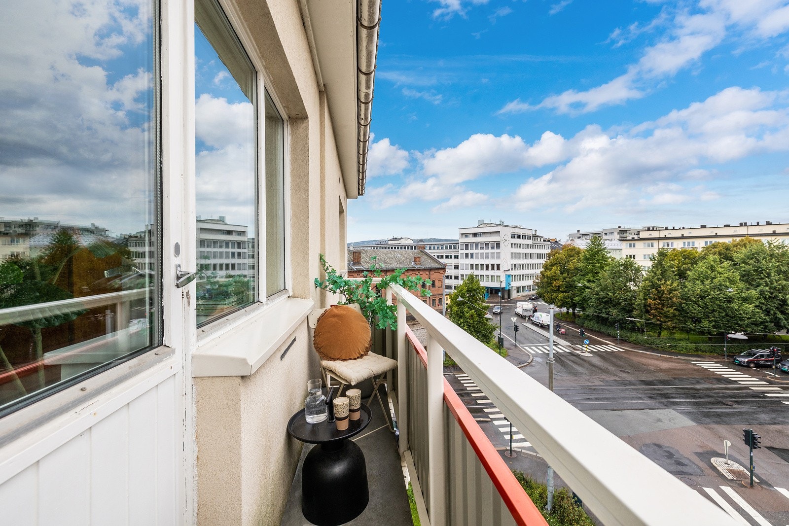 Stuen har utgang til to balkonger som gir mye lys og god utlufting fra to sider. Galleribilde