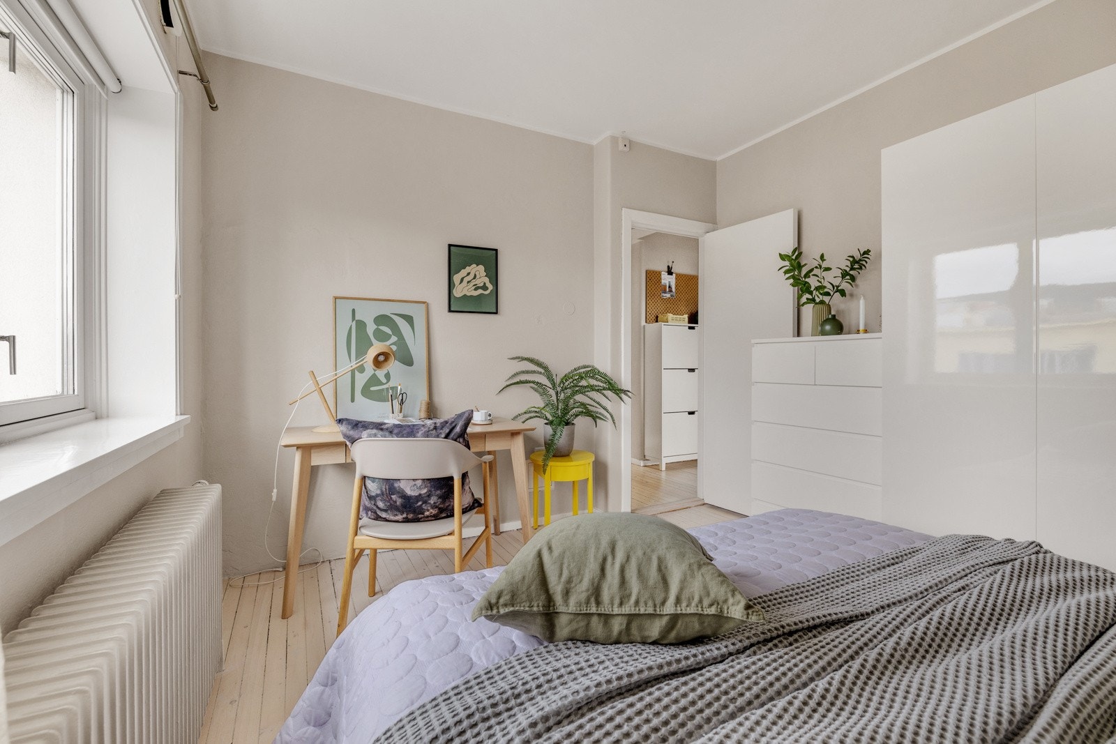Rikelig med oppbevaringsplass i stor skyvedørsgarderobe. Galleribilde