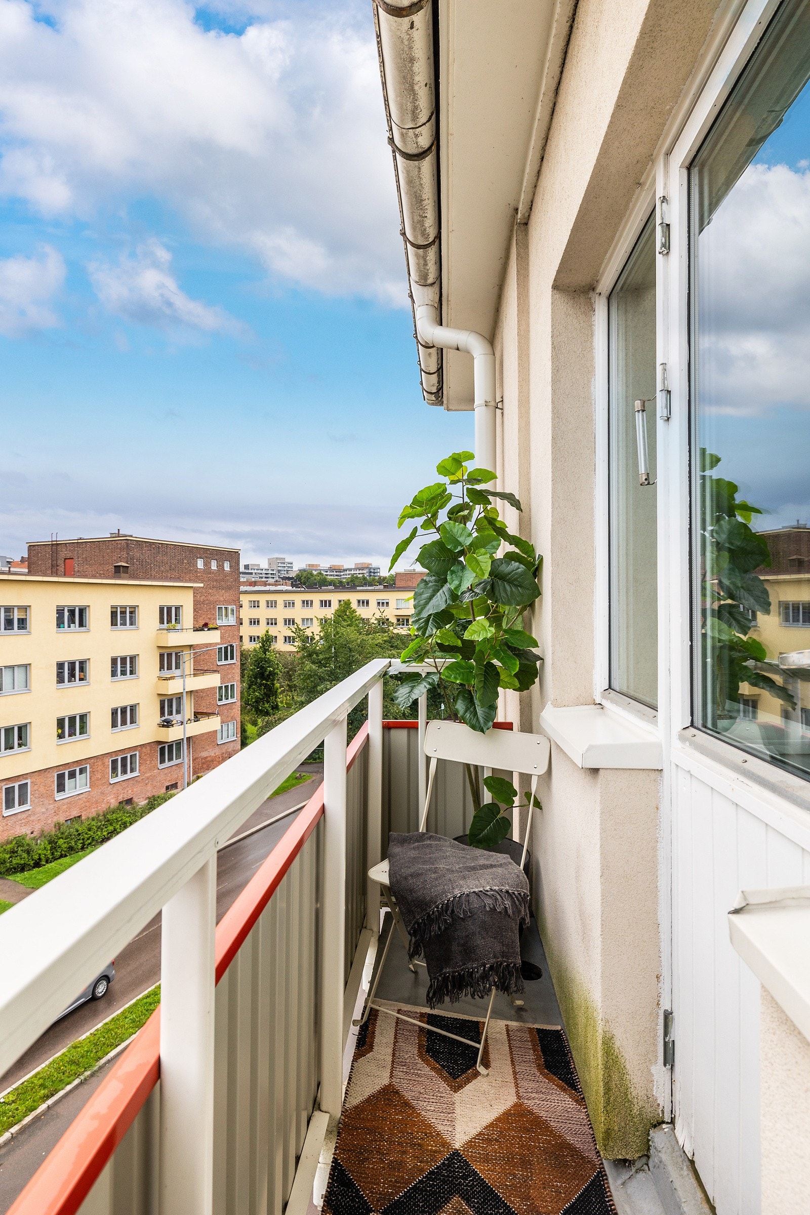 Balkongen er på 2,5 m² og har plass til et hyggelig cafésett. Galleribilde
