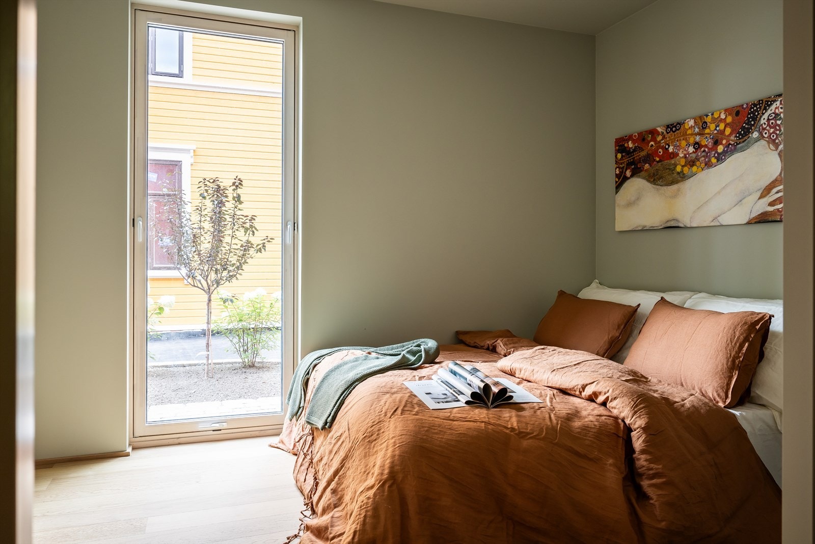 Soverom 2 - Boligens tre andre soverom er av god størrelse med god plass til seng med tilhørende møblement. Soverommene fungerer utmerket til gjesterom, barnerom eller kontor. Galleribilde