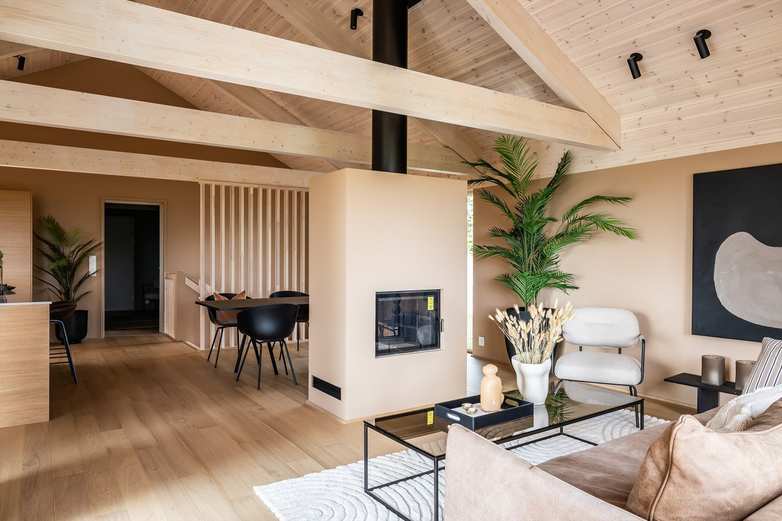 Luftig og lys stue med store vindusflater som gir rikelig med lysinnslipp. I stuen er det god plass til sofagruppe og tilhørende møblement Galleribilde