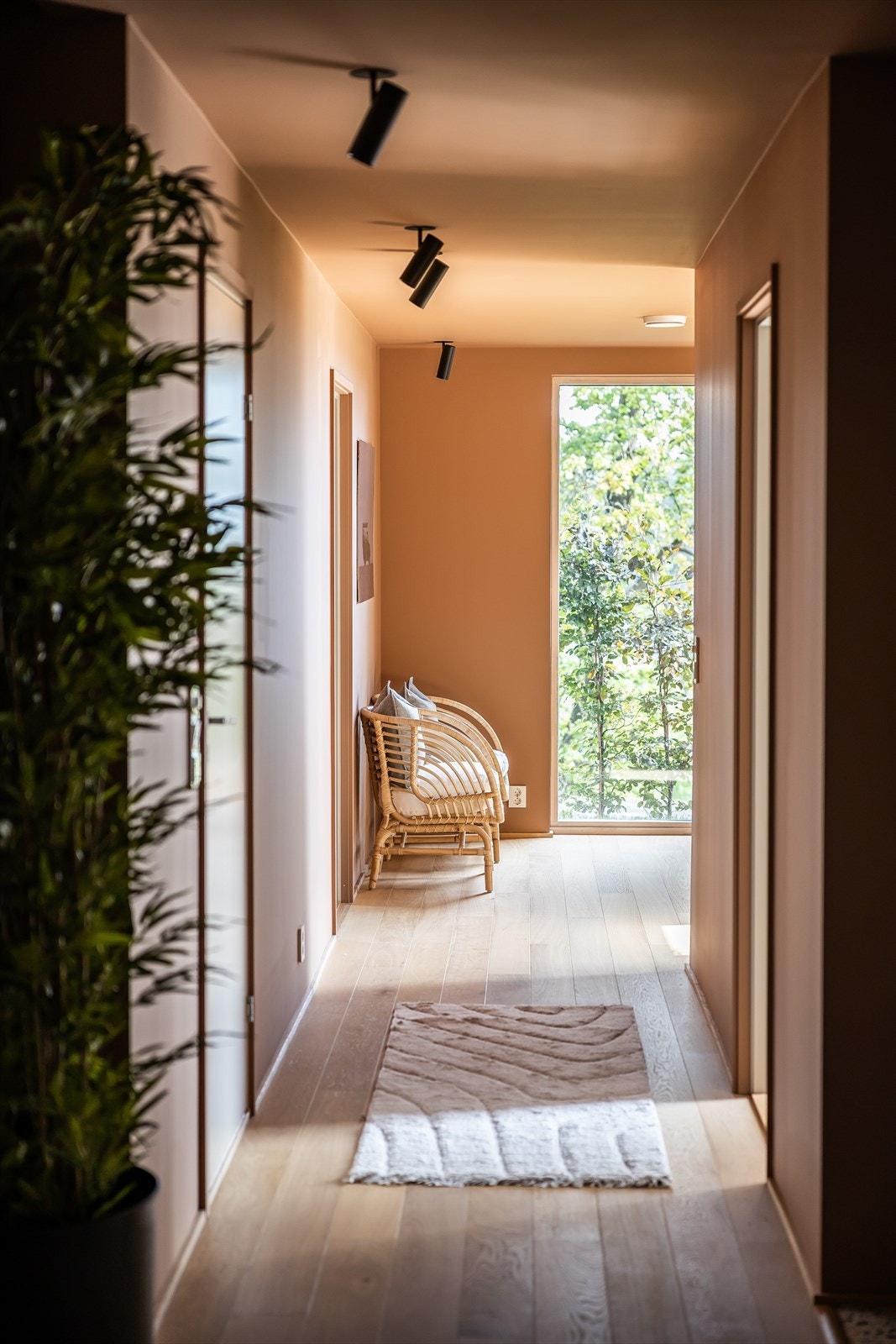 Gang mot tv-stue i 1. etasje - Gjennomgående godt med lyspunkt - ELKO+ Galleribilde