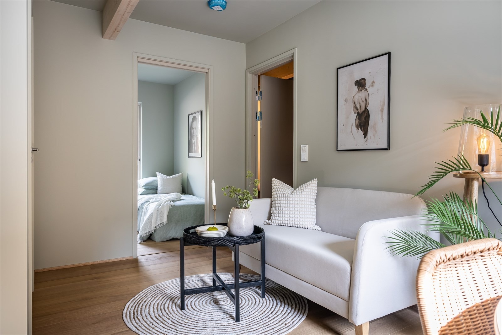 Stue/kjøkken med god takhøyde Galleribilde