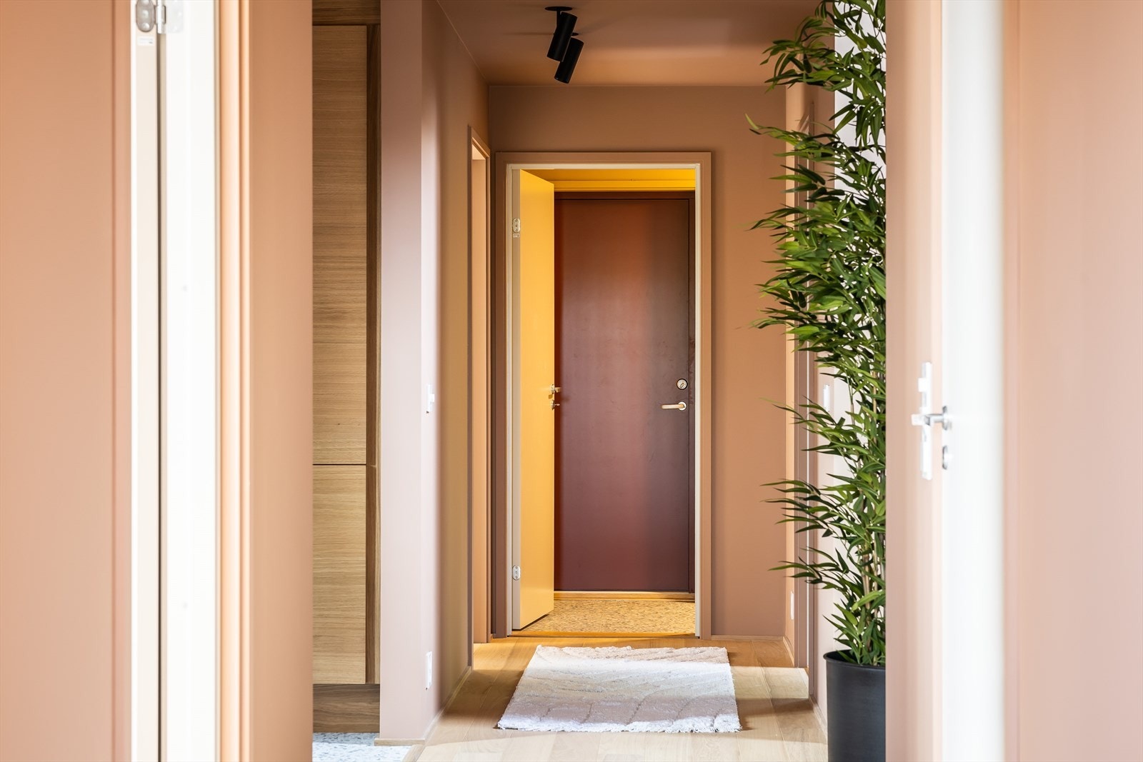 Inngang fra carport Galleribilde