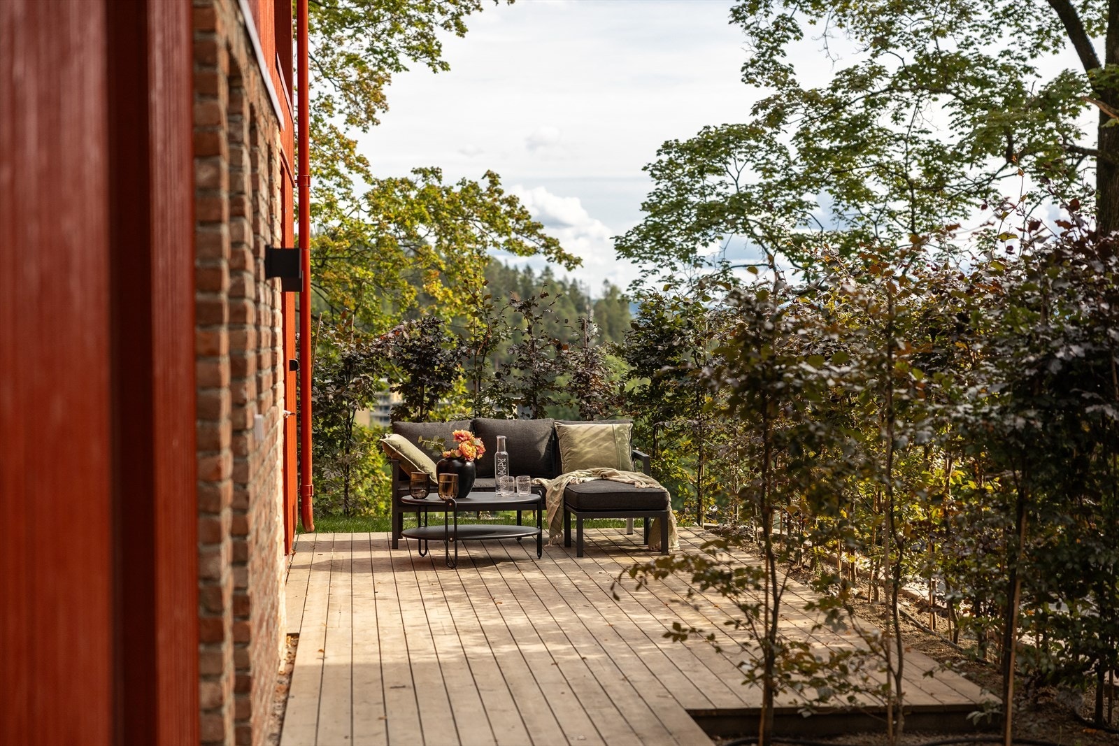 Boligen og uteplassene ligger helt riktig til med tanke på lys- og solforhold men samtidig skjermet på enden av tomten Galleribilde