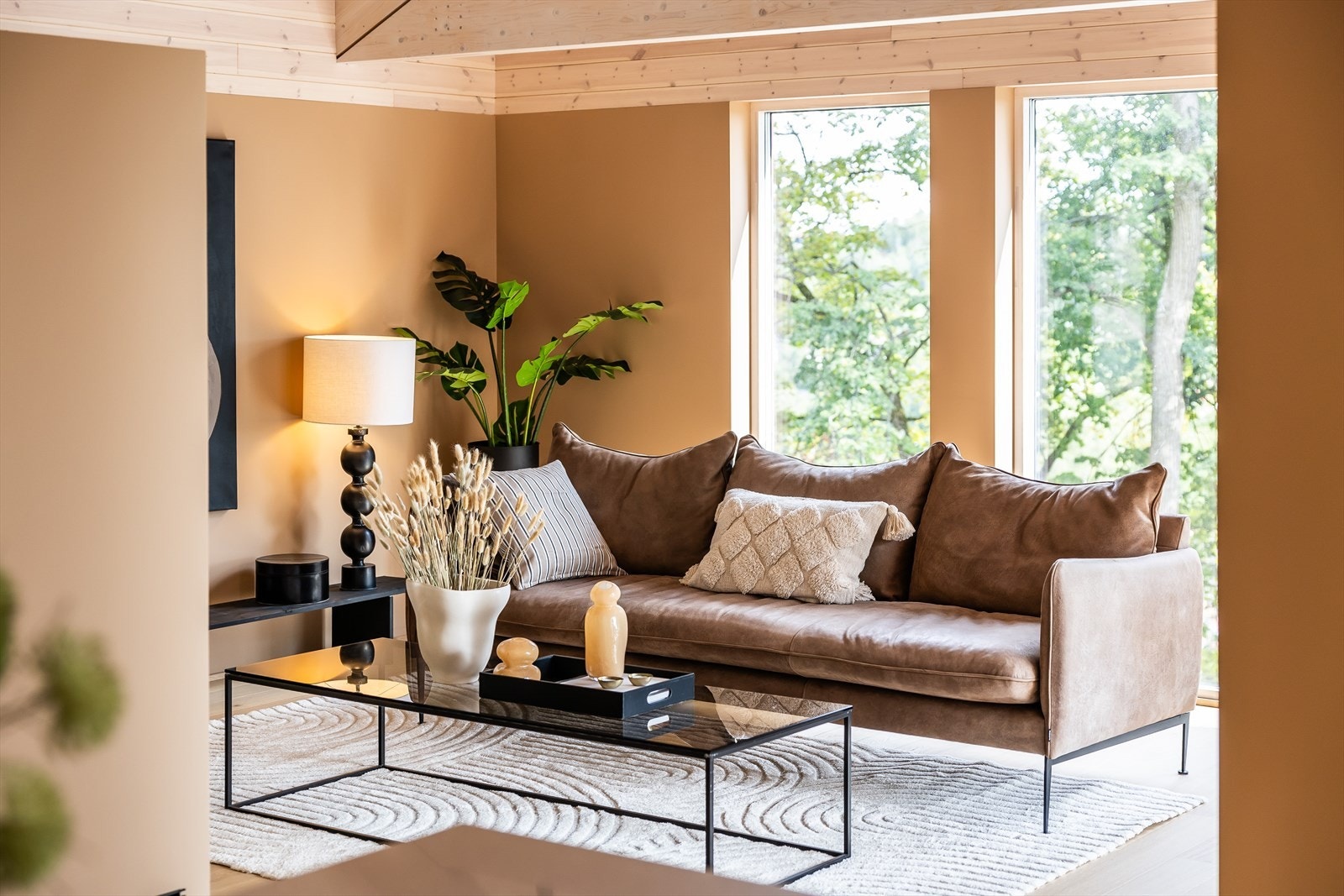 God plass i stuen til sofagruppe og annet tilhørende møblement Galleribilde