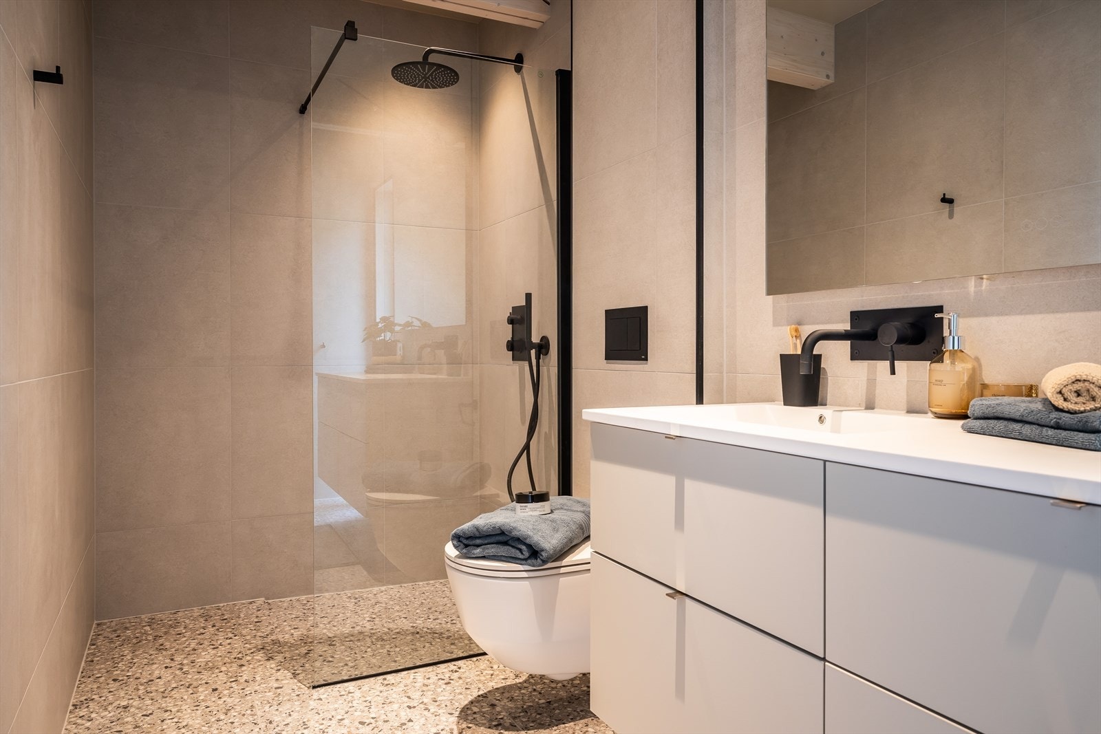 Hovedbad med meget delikate fliser og innredning - Blandebatteri er levert av Tapwell Galleribilde