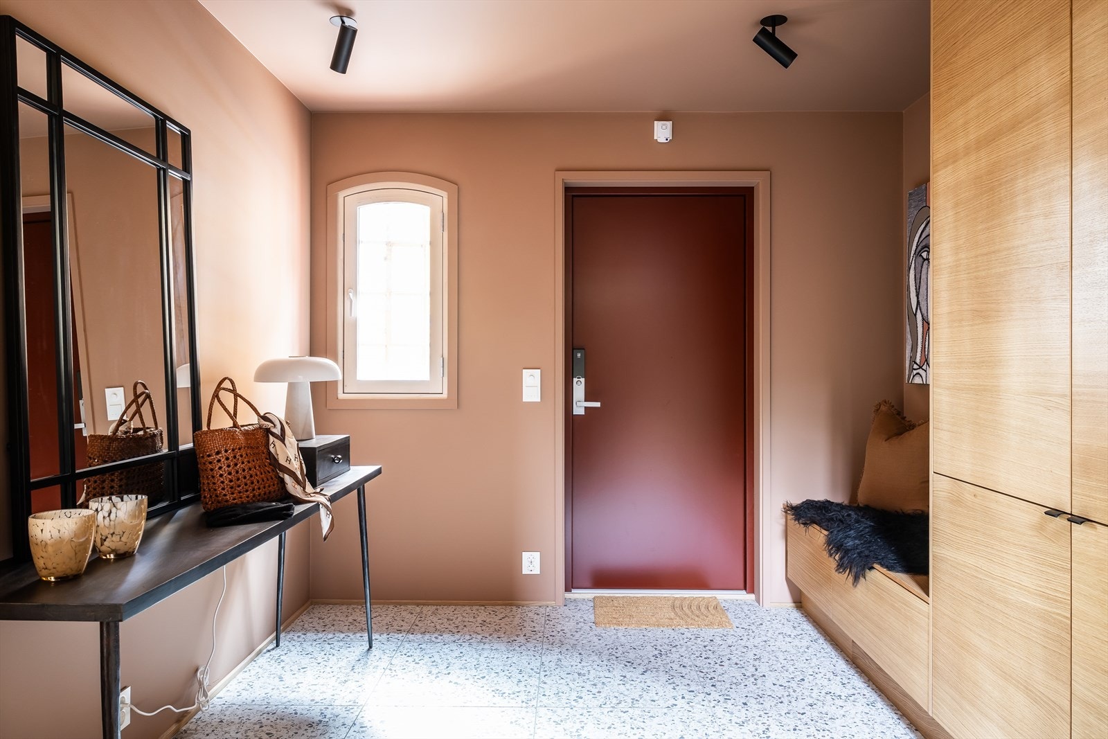 Flott og innbydende entré med god plass til oppbevaring i snekkertilpasset skap Galleribilde