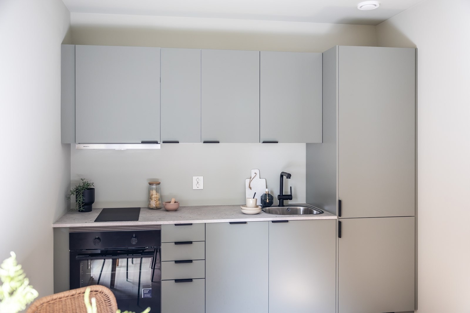 Praktikantdel - Pent kjøkken fra Sigdal fra kolleksjonen Line i fargen Pale Linden bestående av integrerte hvitevarer og nedfelt servant Galleribilde