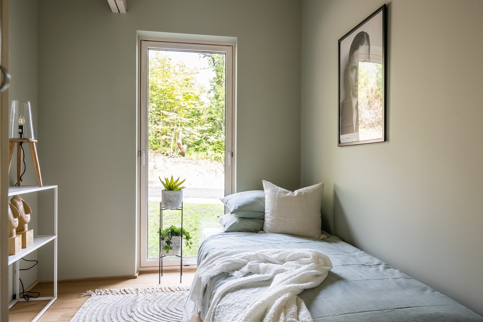 Praktikantdel - Flott soverom med god plass til seng og tilhørende møblement Galleribilde