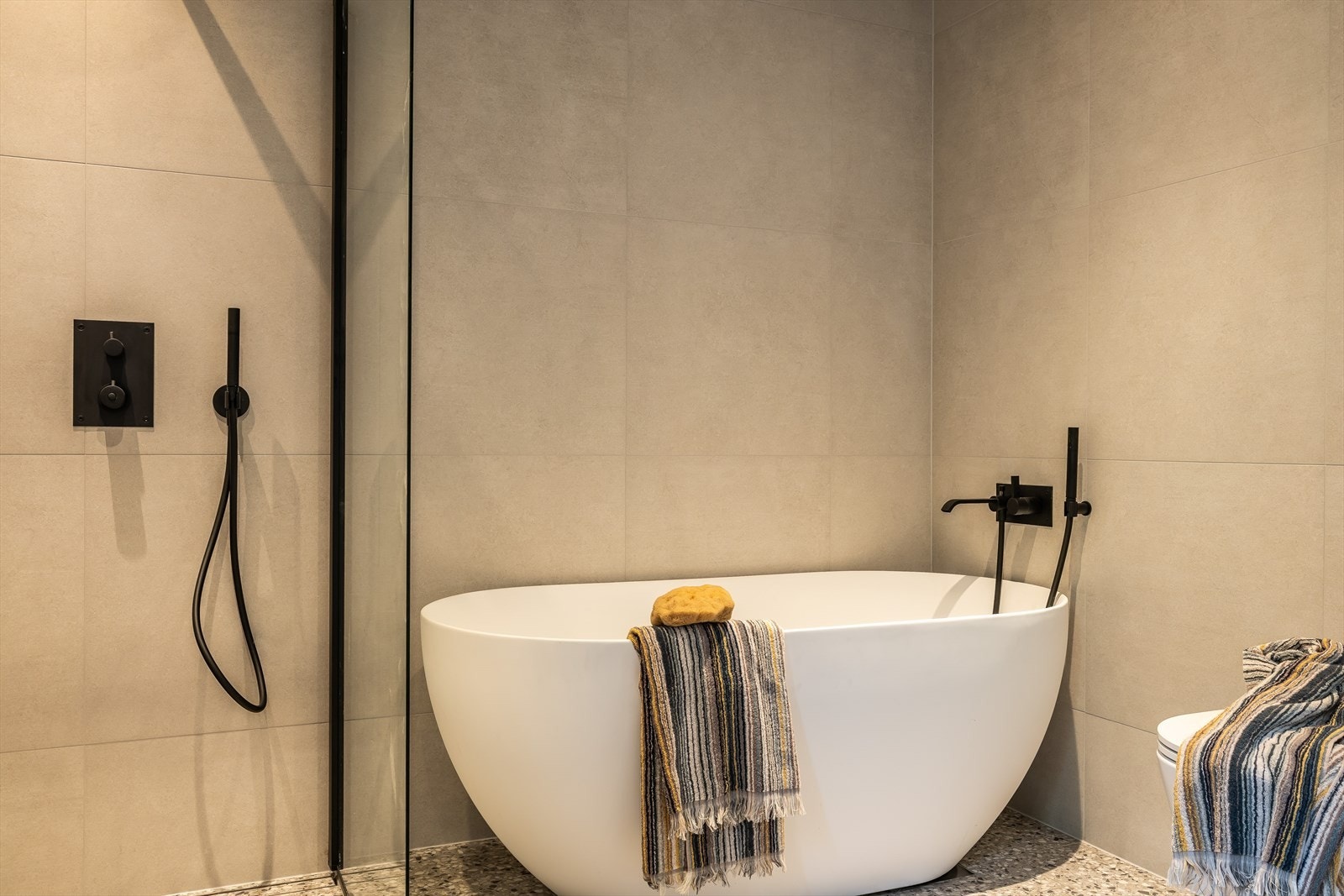 Dusj- og badgarnityr i lekker matt sort utførelse Galleribilde