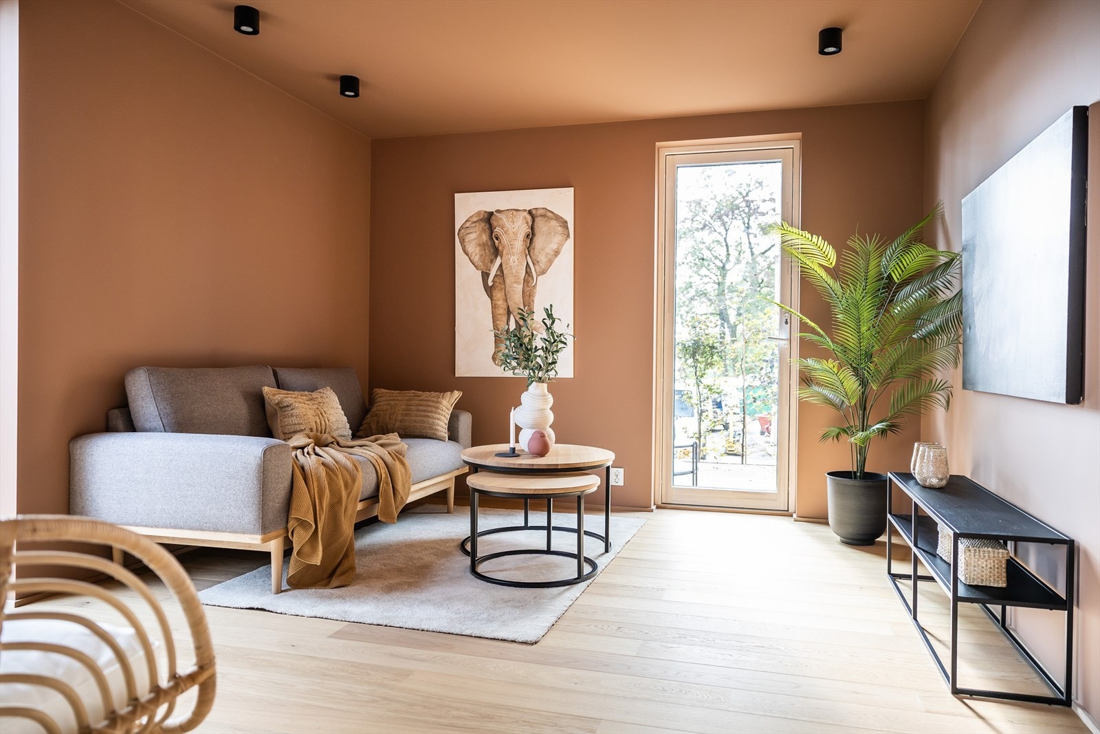 Romslig TV-stue med god plass til sofagruppe med tilhørende møblement, samt utgang til markterrasse. Galleribilde