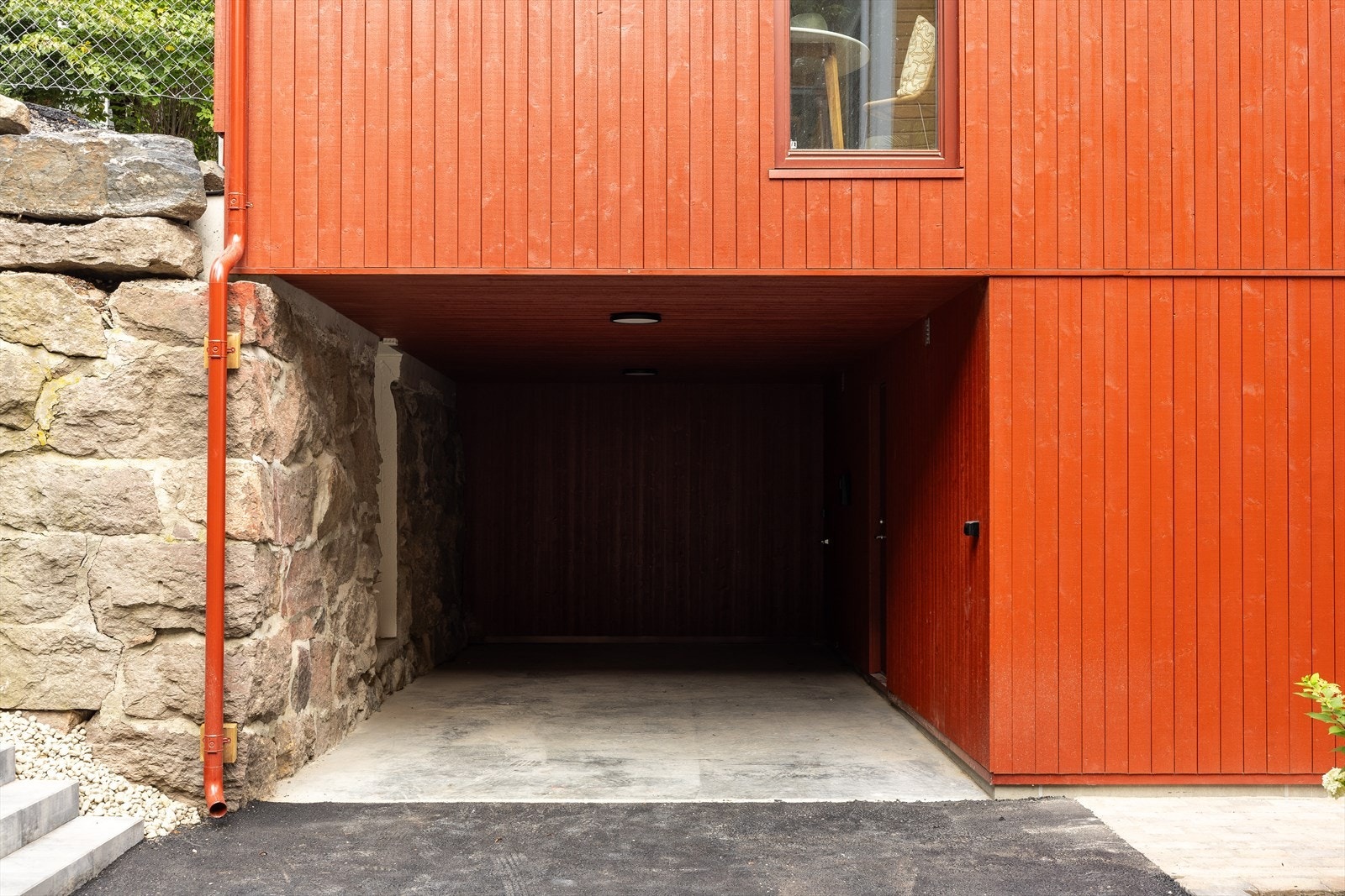 Carporten har elbil-lader Galleribilde