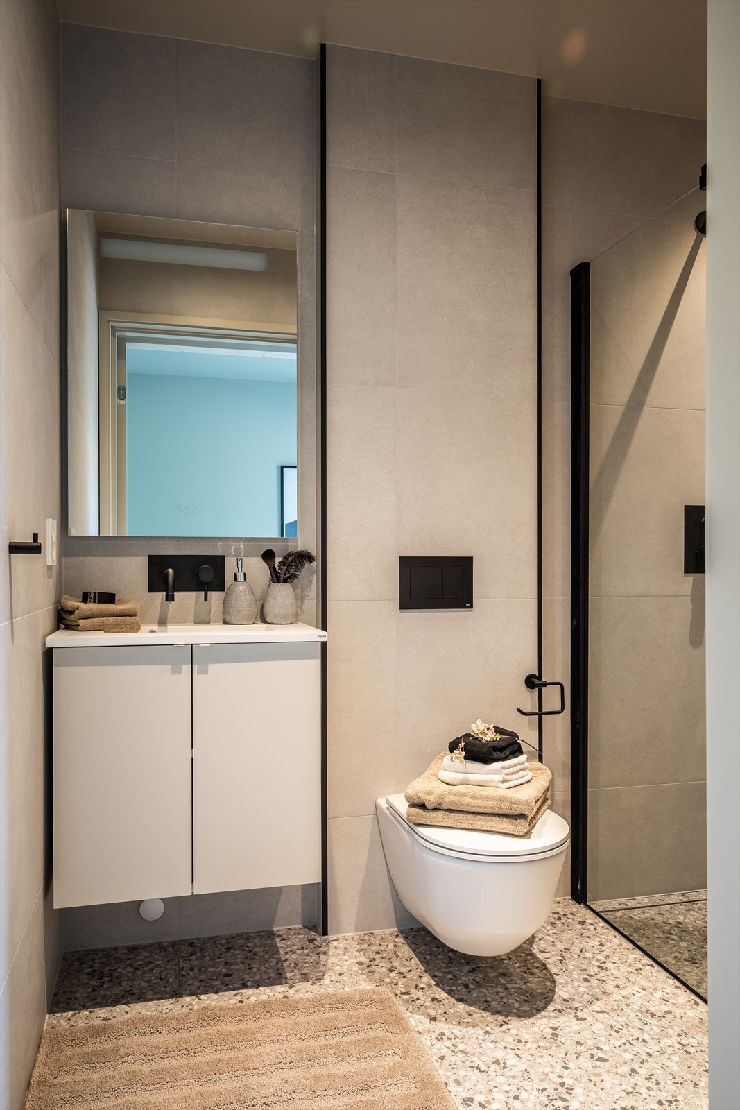 Praktikantdel - Flott baderom bestående av vegghengt servantskap, toalett og dusjhjørne med innfellbare glassdører. Galleribilde