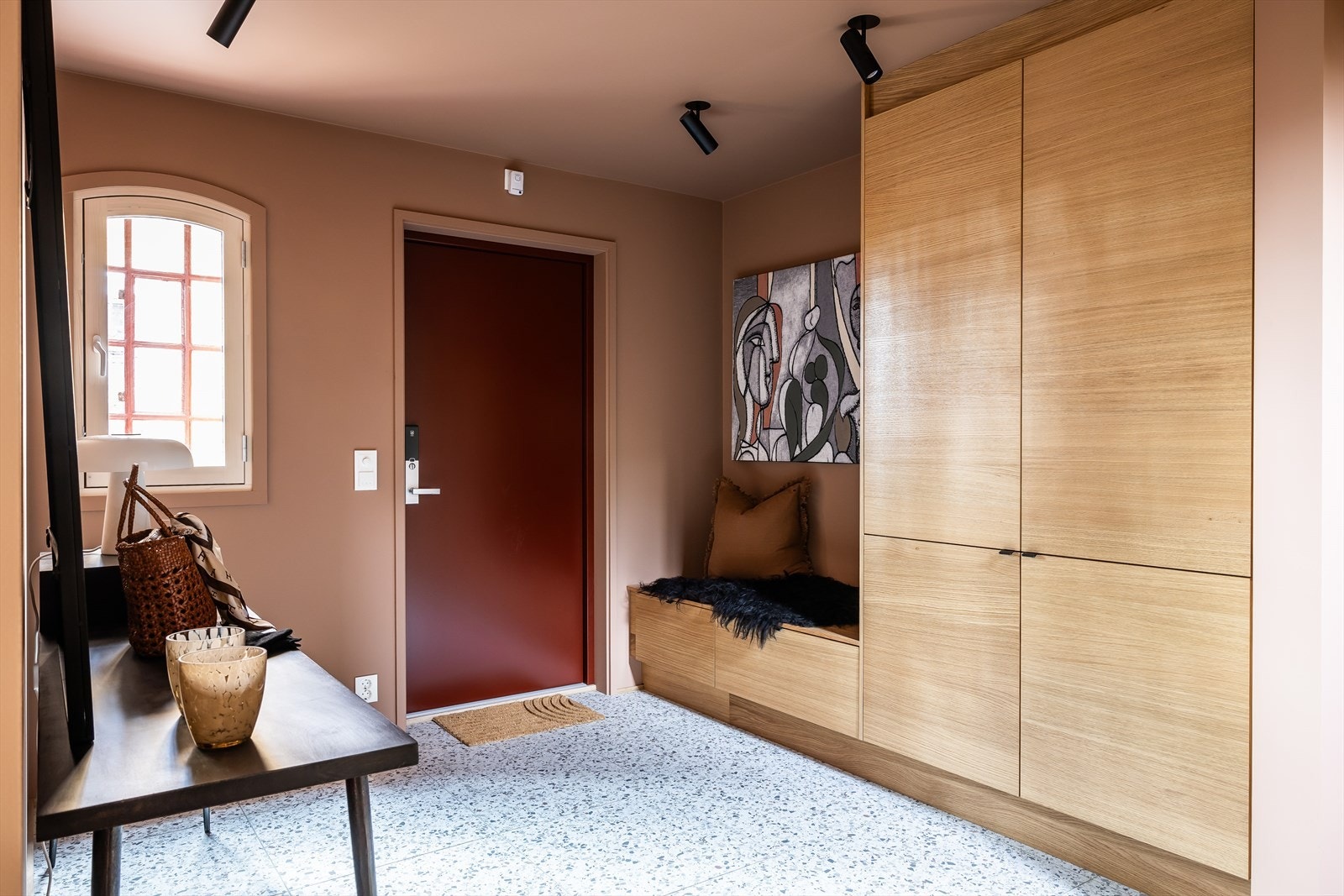 Her får du rikelig med oppbevaringsplass - Nøkkelfri adkomstdør Galleribilde