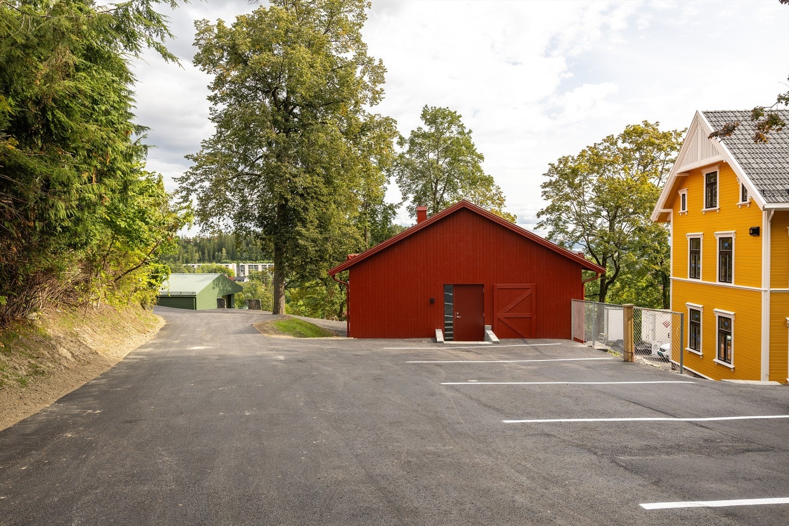 P-plassene til høyre tilhører den gule villaen og de 5 leilighetene i denne Galleribilde