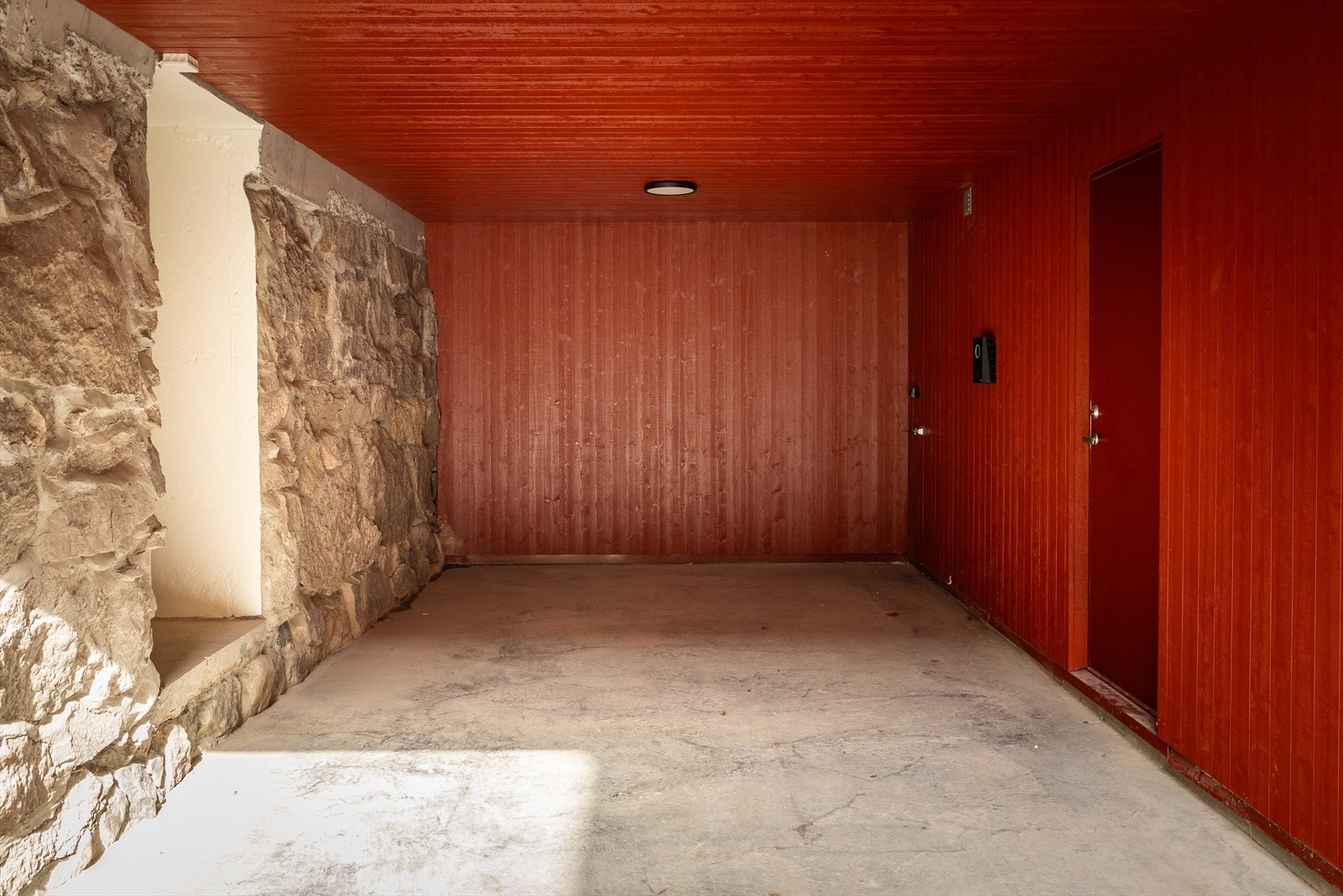 Inngang til husets 1. etasje på høyre side, og bod på ca. 18 kvm til venstre. Galleribilde