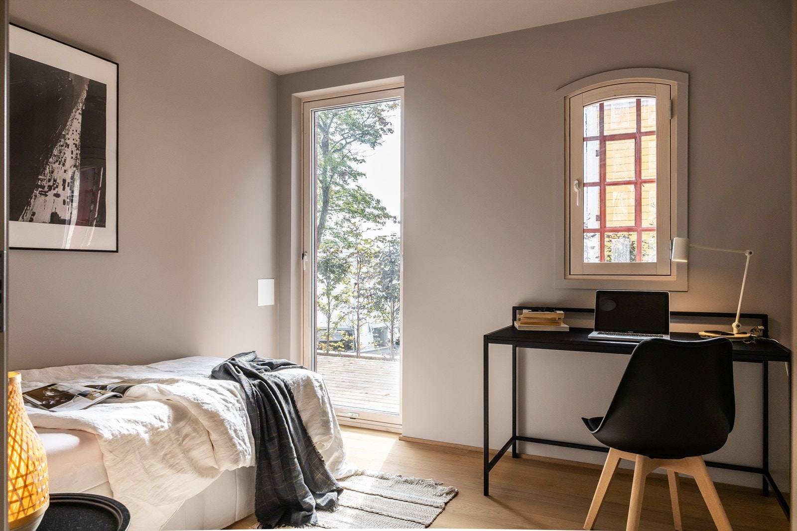 Soverom 4 har utgang til markterrassen på ca. 20 kvm. Galleribilde