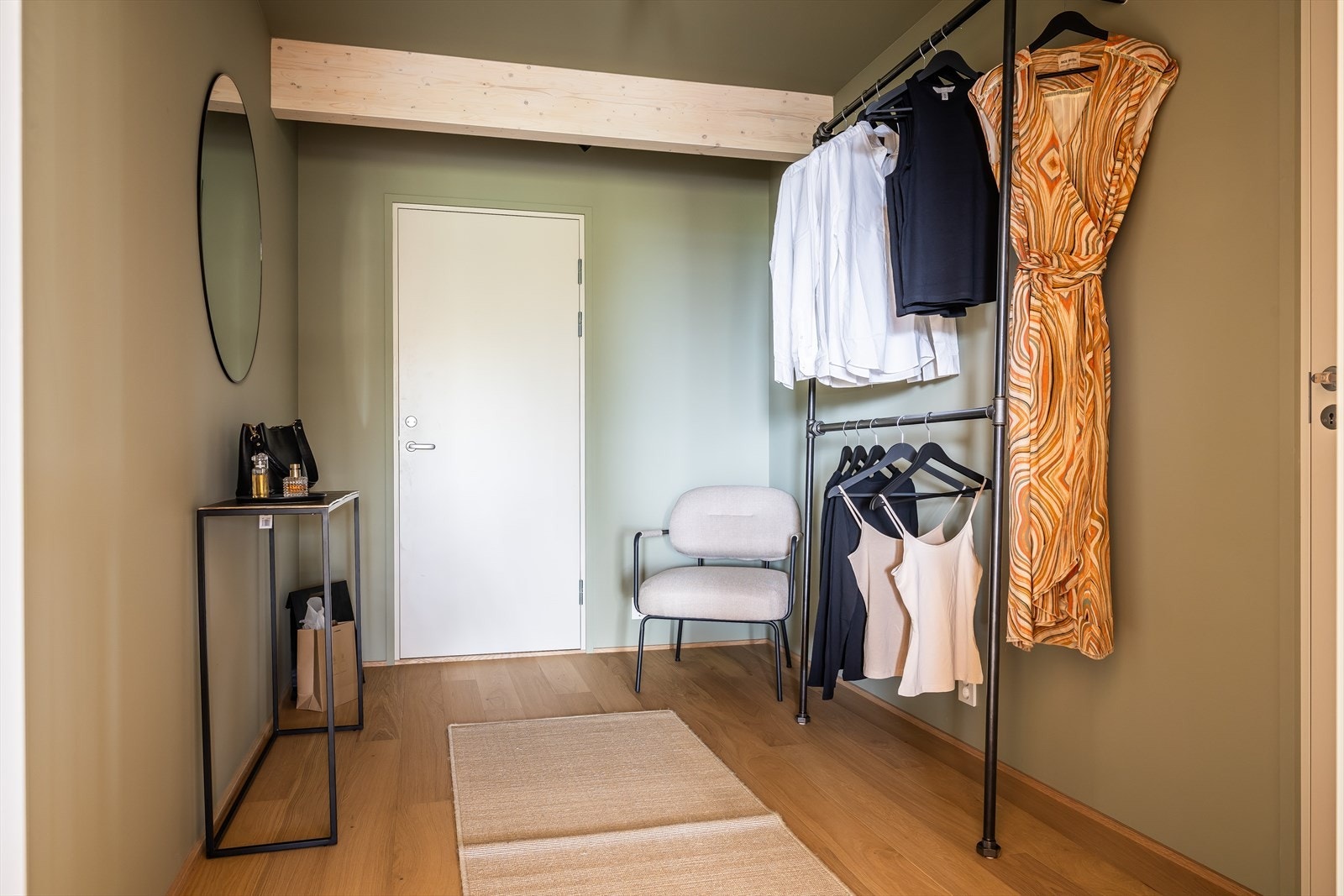 Praktisk omkledningsrom med god plass til oppbevaring. I omkledningsrommet er det adkomst til boligens praktikantleilighet via braan- og lyddør Galleribilde