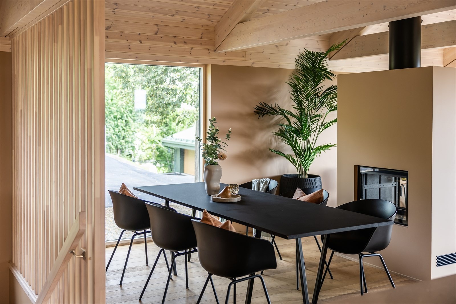 I stuen er det installert en nydelig to-sidig peis som står plassert mellom stue og spisestue Galleribilde