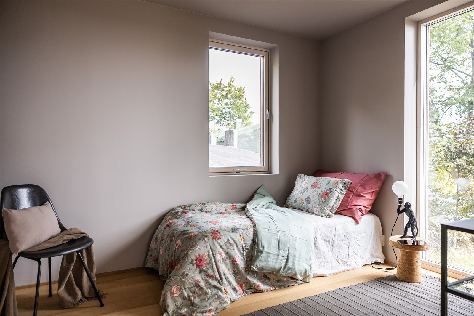 Soverom 3 med lysinnslipp fra to sider Galleribilde