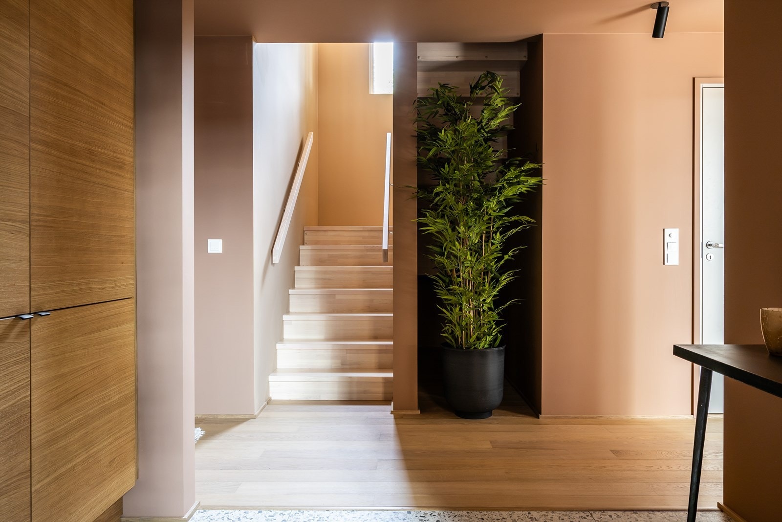 Flott og innbydende gang i 1. etasje Galleribilde