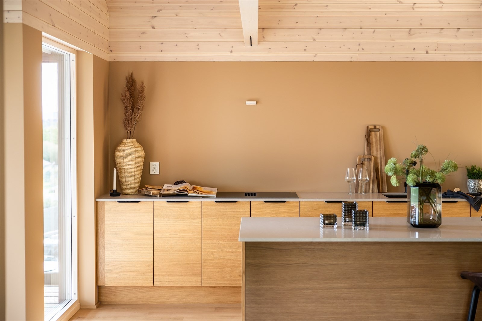 Lekkert Sigdal Amfi Eik kjøkken med solid benkeplate Galleribilde