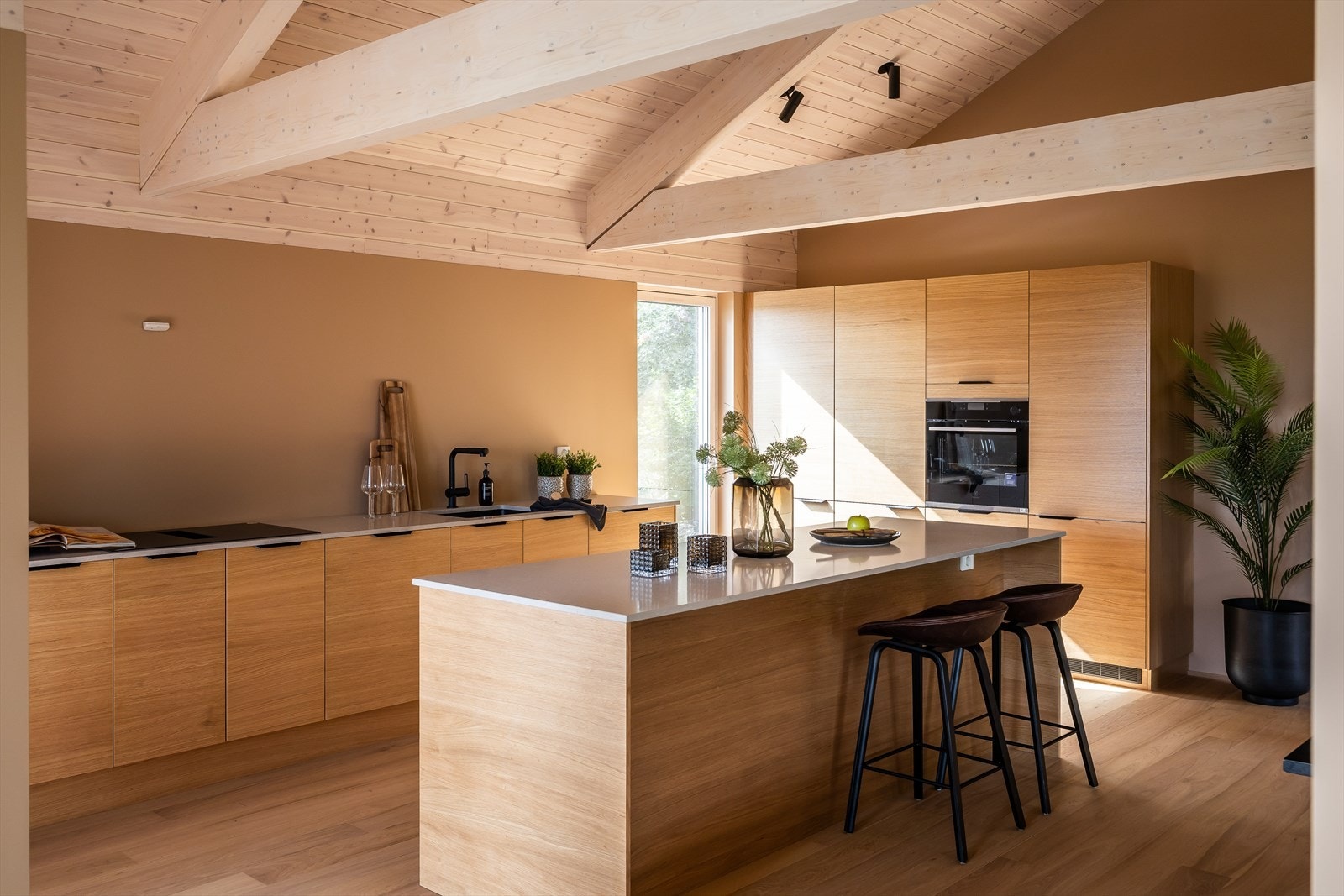 Kjøkkenet har rikelig med oppbevaring- og benkeplass. Det er integrert fryseskap, kjøleskap, oppvaskmaskin, platetopp og stekeovn Galleribilde