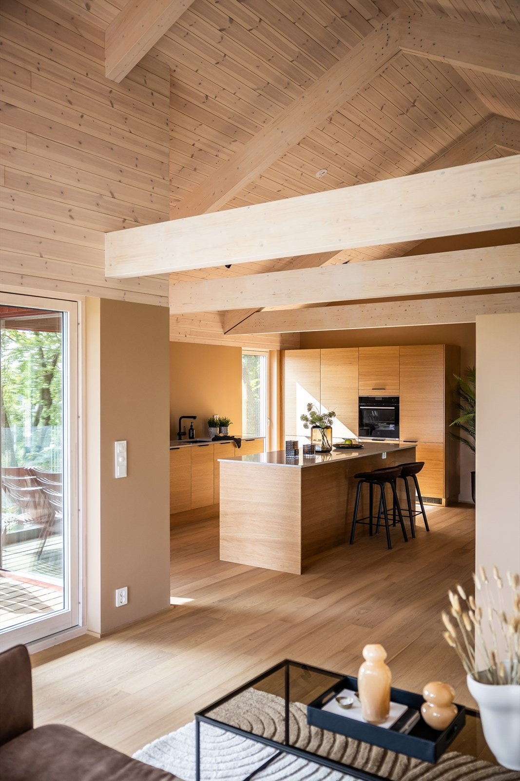 Den gode takhøyden gir en god atmosfære i oppholdsrommene Galleribilde