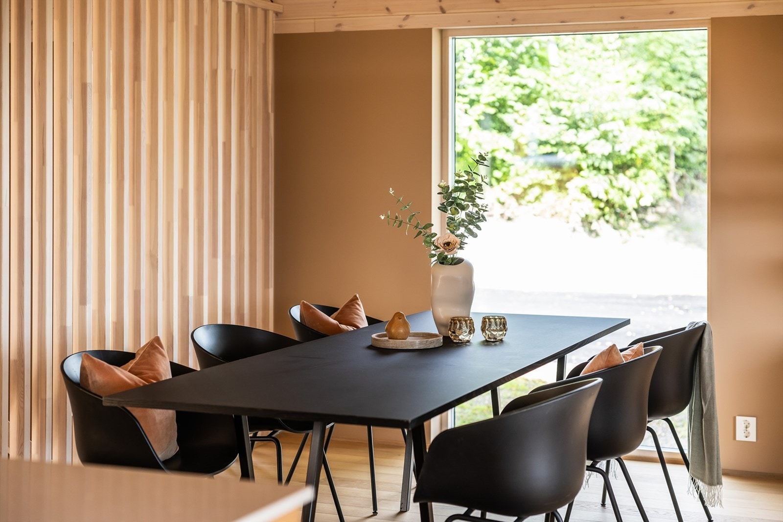 Rikelig med plass til spisegruppe med tilhørende møblement Galleribilde