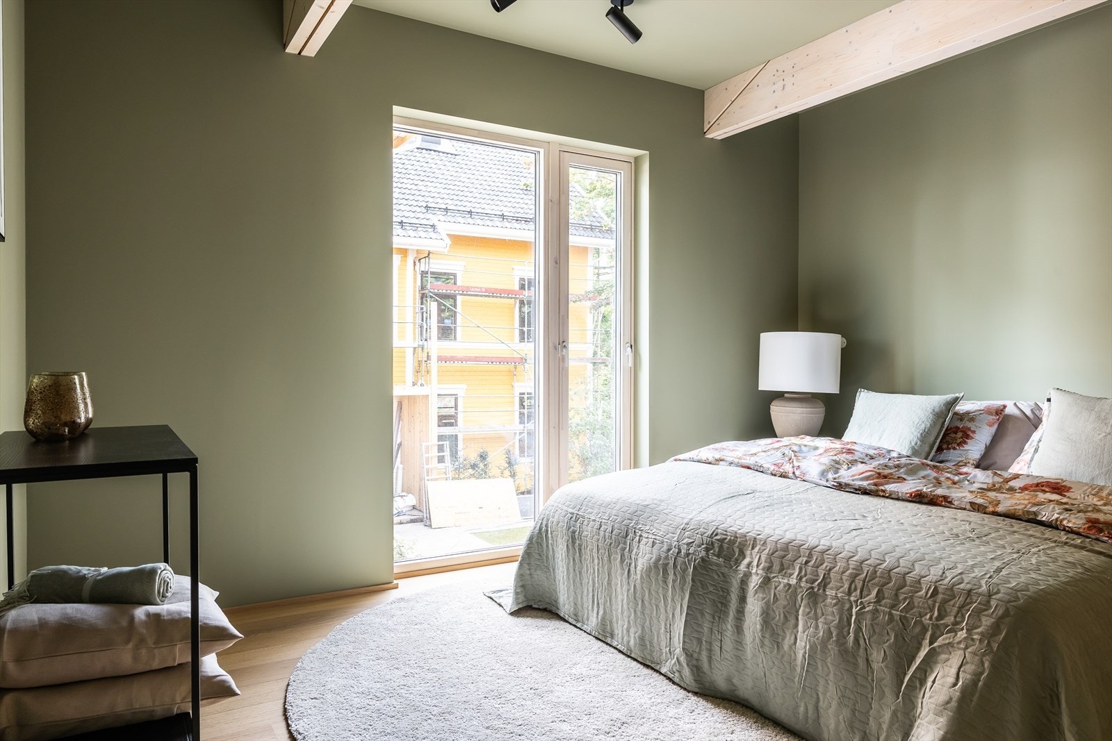 Boligens hovedsoverom finner du i 2. etasje. Soverommet er av god størrelse med god plass til dobbeltseng og oppbevaringsmøblement Galleribilde